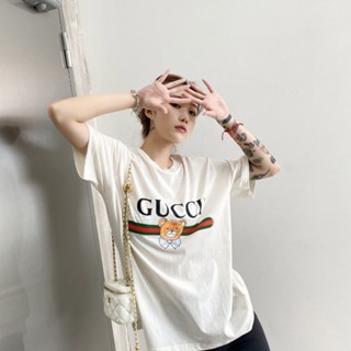 Gucci เสื้อยืดแขนสั้น ผ้าฝ้ายแท้ พิมพ์ลายตัวอักษร ผูกโบว์ สไตล์ยุโรป และสหรัฐอเมริกา สําหรับผู้หญิง