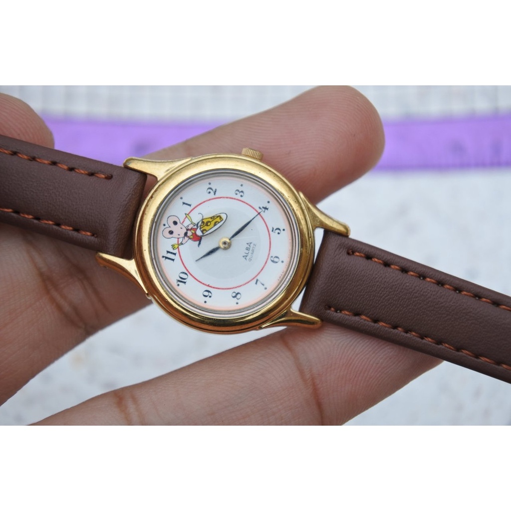 นาฬิกา Vintage มือสองญี่ปุ่น ALBA V501 6880 ระบบ QUARTZ ผู้หญิง ทรงกลม กรอบเงิน CHEES หน้าปัด 26มม