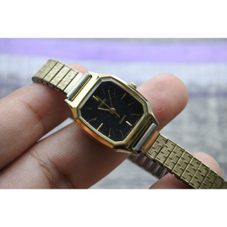 นาฬิกา Vintage มือสองญี่ปุ่น CASIO LQ 323G ระบบ QUARTZ ผู้หญิง ทรงสี่เหลี่ยม กรอบทอง หน้าดำ หน้าปัด 21มม