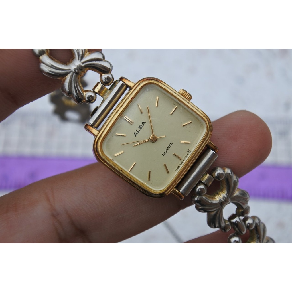 นาฬิกา Vintage มือสองญี่ปุ่น ALBA V481 5010 ระบบ QUARTZ ผู้หญิง ทรงสี่เหลี่ยม กรอบทอง หน้าทอง หน้าปัด 25มม