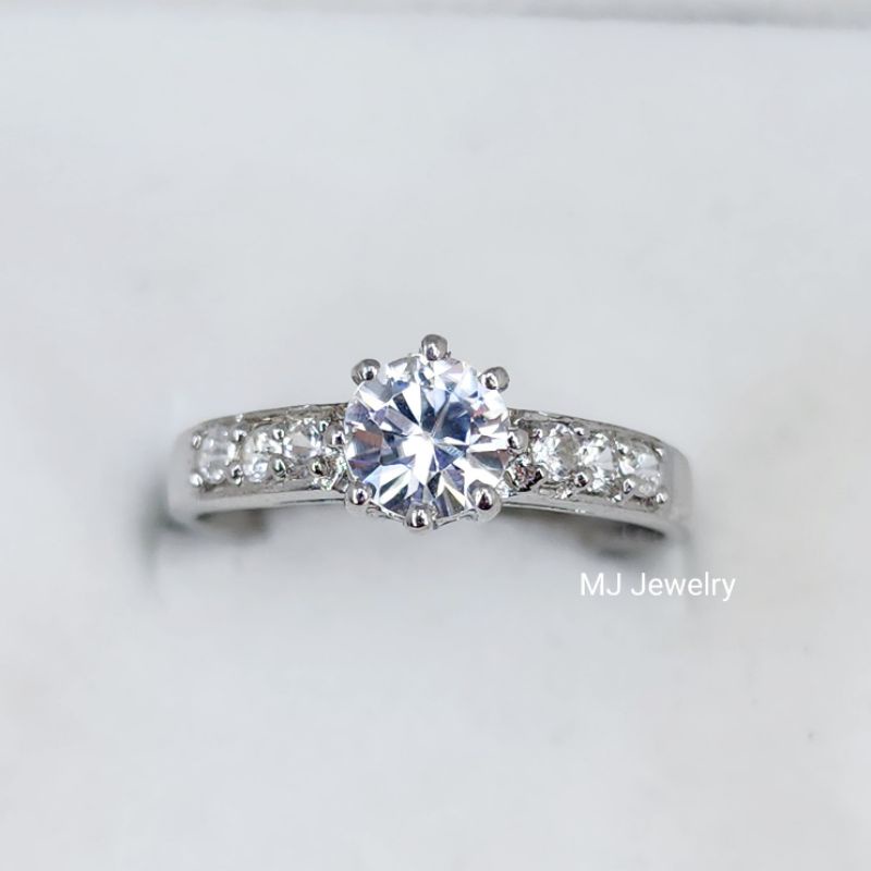 แหวนพลอยเพทายขาว white zircon ขนาด 5 มิล แหวนเงินแท้ 92.5% รับประกันพลอยแท้ จัดส่งพร้อมกล่องแหวนและใบรับประกัน