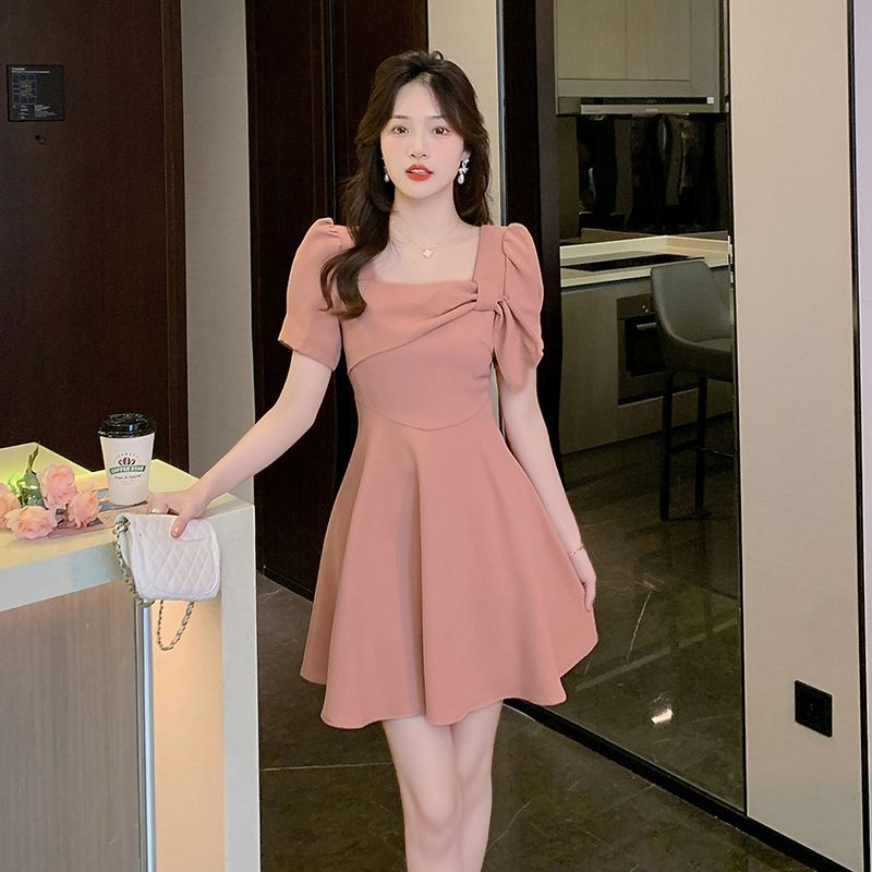 พร้อมส่ง เดรสแฟชั่นเกาหลี สีชมพู คอเหลี่ยม แต่งโบว์ แขนสั้น กระโปรงระบายเอว มาใหม่ สวยหรู