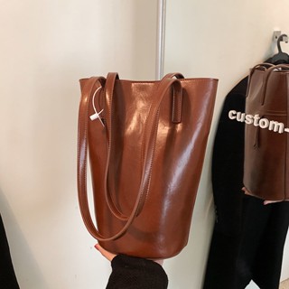 [SWEET] Niche Lazy Bucket Bag Dong Jie Same Style Retro High-End Simple Soft Leather Commuter Large-Capacity Vegetable Tanned กระเป๋าสะพายไหล่ ทรงบักเก็ต ผู้หญิง