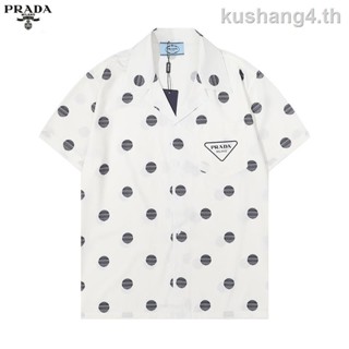 [พร้อมส่ง] Prada เสื้อเชิ้ตแขนสั้นลําลอง คอปกพับ พลัสไซซ์ สไตล์วินเทจ ฮาวาย แฟชั่นฤดูร้อน สําหรับผู้ชาย และผู้หญิง 2023