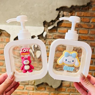 🎈WELLON 🎈 Sanrio 300ML ขวดพลาสติกเปล่า ทรงสี่เหลี่ยม Melody Cinnamoroll ลายการ์ตูนน่ารัก ขวดปั๊มเปล่า การแบ่งส่วนขวด สําหรับใส่โลชั่น แชมพู ความจุขนาดใหญ่ ง่ายต่อการพกพา เดินทางออก ไปเที่ยว