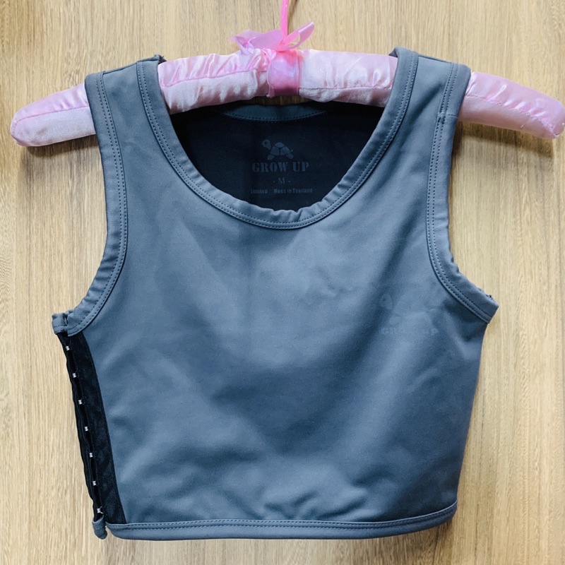 ส่งต่อเสื้อกล้ามทอมครึ่งตัวสีเทา แบรนด์ Grow Up ไซต์ M มือสอง