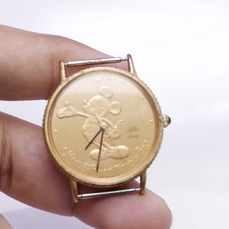 นาฬิกา Vintage มือสองญี่ปุ่น MICKY MOUSE  ALBA V101 6000 UNISEX ทรงกลม กรอบทอง หน้าปัดการ์ตูน หน้าปัด 32มม