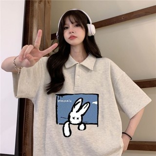 ใหม่ เสื้อโปโล แขนสั้น คอปก สีเทา ความยาวปานกลาง พิมพ์ลาย สไตล์เกาหลี สําหรับผู้หญิง