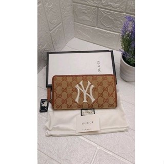 กระเป๋าสตางค์ NEW Gucci Zip Around Wallet with New York Yankees Patch