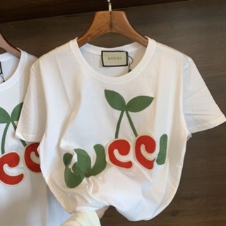 Gucci เสื้อยืดแขนสั้น คอกลม ผ้าฝ้าย ปักลายโลโก้เชอร์รี่ 23 สําหรับผู้ชาย และผู้หญิง