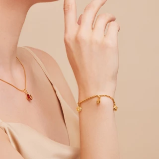 jewelry สุภาพสตรีสร้อยคอทองคำ 18k จี้ทองดีไซน์วินเทจลูกปัดสีแดงของขวัญปาร์ตี้ 398n