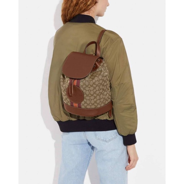 🍎 กระเป๋าเป้ รุ่นใหม่สวยมากDempsey Drawstring Backpack In Signature Jacquard With Stripe And Coach Patch สีน้ำตาล ลาย C