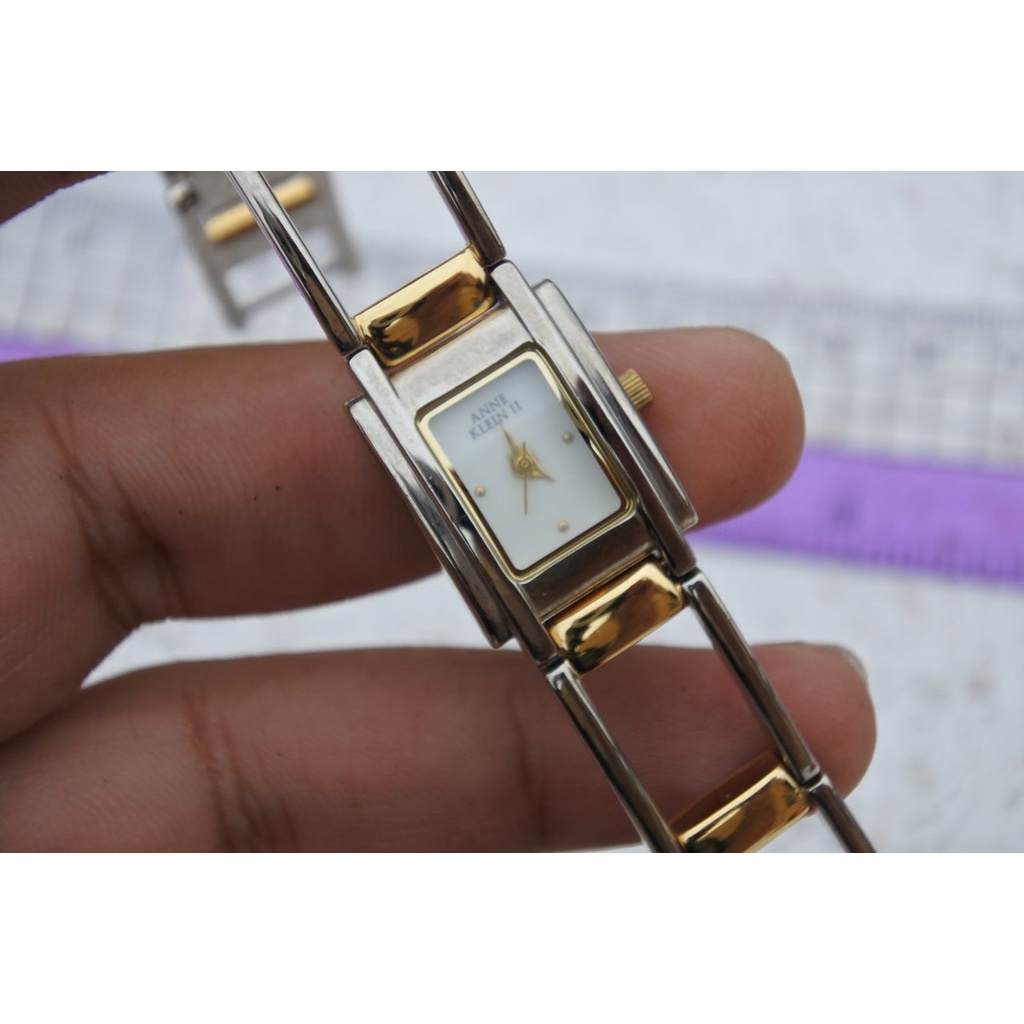 นาฬิกา Vintage มือสองญี่ปุ่น ANNE KLEIN II ระบบ QUARTZ ผู้หญิง ทรงสี่เหลี่ยม กรอบทอง หน้าขาว หน้าปัด 19มม