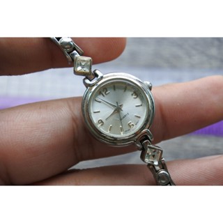 นาฬิกา Vintage มือสองญี่ปุ่น ระบบ QUARTZ ผู้หญิง ทรงกลม กรอบเงิน หน้าขาว หน้าปัด 23มม