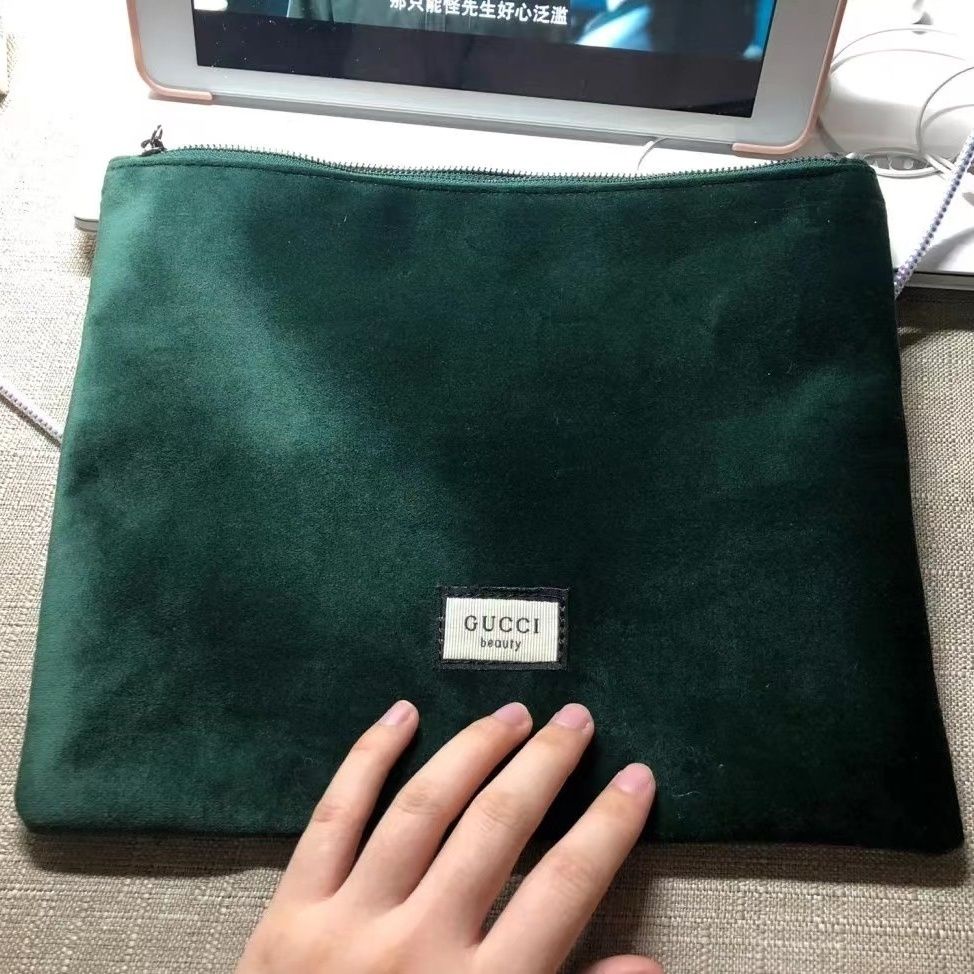 Gucci กระเป๋าเครื่องสำอางกำมะหยี่สีเขียวเข้มกระเป๋าแฟชั่นกระเป๋าเก็บเครื่องสำอางคุณภาพแบรนด์ใหญ่แบบพกพา