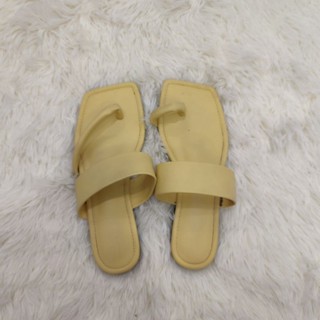 Used like new รองเท้าแตะสีเหลืองสดใส​ แบรนด์​ Marshmellow​ size37