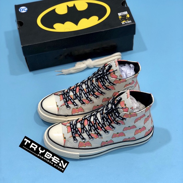 ﹍✾✢สินค้าลิขสิทธิ์แท้ Converse 70s High X Batman " 80 Years Dc Comics Parchment รองเท้าลำลองรองเท้าผ้าใบผู้ชาย