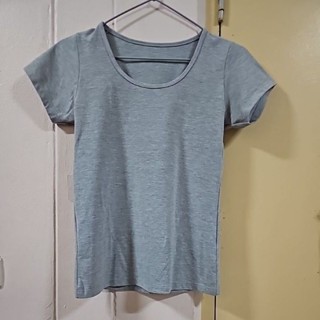 เสื้อยืดสีเทาอ่อน คอกลม