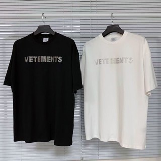 เสื้อยืดแขนสั้น ผ้าฝ้าย 100% พิมพ์ลายโลโก้ VETEMENTS ทรงหลวม สําหรับผู้ชาย และผู้หญิง