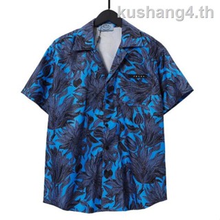 [พร้อมส่ง] Prada เสื้อเชิ้ตแขนสั้นลําลอง คอปกพับ พลัสไซซ์ สไตล์วินเทจ ฮาวาย แฟชั่นฤดูร้อน สําหรับผู้ชาย และผู้หญิง 2023