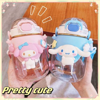 พร้อมส่ง ขวดน้ําพลาสติก ลายการ์ตูน Kuromi Cinnamoroll Melody ความจุเยอะ 820 มล. แบบพกพา สําหรับเด็ก [sunny]