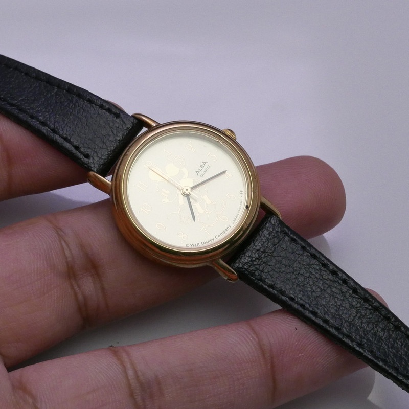 นาฬิกา Vintage มือสองญี่ปุ่น ALBA MICKY MOUSE V515 6420  ผู้หญิง ทรงกลม กรอบทอง หน้าปัด 27มม สายหนัง