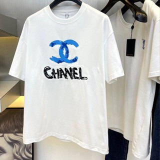 Chanel 22S ใหม่ เสื้อยืดแขนสั้น พิมพ์ลายกราฟฟิติ เพ้นท์มือ คุณภาพสูง แฟชั่นฤดูใบไม้ผลิ และฤดูร้อน สําหรับผู้ชาย และผู้หญิง