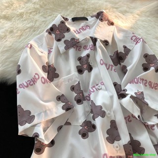 🏀⚽Best Sellersเสื้อเชิ้ตแขนสั้นลายหมีพิมพ์ลายหมีสาวหลวมไหลระบายครึ่งแขนเสื้อเชิ้ตผู้หญิง