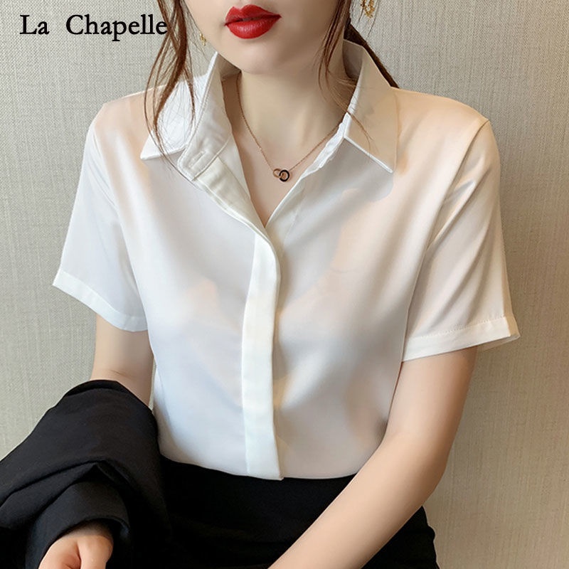 เสื้อเชิ้ตผู้หญิง เสื้อเชิ้ตสีขาวย้อนยุคฝรั่งเศสผู้หญิงฤดูร้อนแขนสั้นคุณภาพสูงเสื้อสไตล์ OL 2023 ใหม่ผ้าซาตินด้านบน