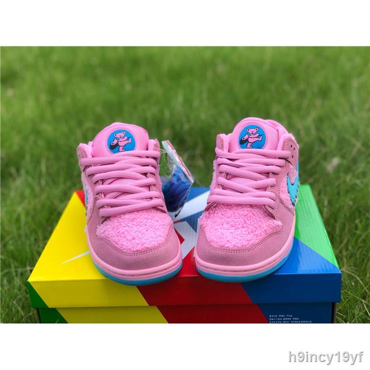 ⊙☂คลังสินค้าพร้อม Grateful Dead x Nike SB Dunk Low “Three Bear Pack” Digital Pink CJ5378-600 รองเท้าผ้าใบรองเท้ากีฬา