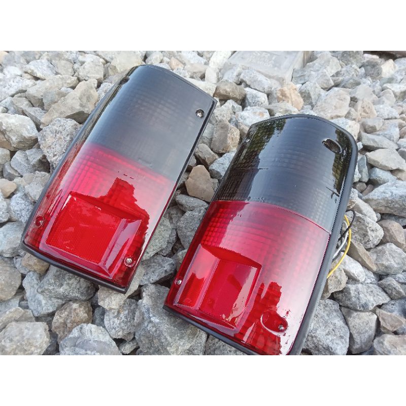 1คู่ ไฟท้าย สีดำ-แดง TOYOTA MIGHTY-X ไมตี้-X (พร้อมหอดพร้อมขั้ว) ข้าง ซ้าย L - ขวา R สำหรับ โตโยต้า ไมตี้-x 1995 -1996