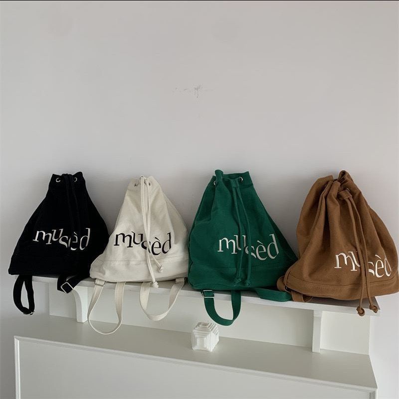 💛ญี่ปุ่นและเกาหลีใต้ drawstring กระเป๋าเป้สะพายหลังเย็บปักถักร้อยตัวอักษรความจุขนาดใหญ่ถุงถังกระเป๋าเดินทางกระเป๋า