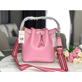 💕💕💖กระเป๋าสะพาย ทรงจีบ หนังนิ่ม สวยมากสีชมพู สายสะพายสปอร์ต
NEW Michael Kors Eden Medium Leather Convertible Bucket Bag