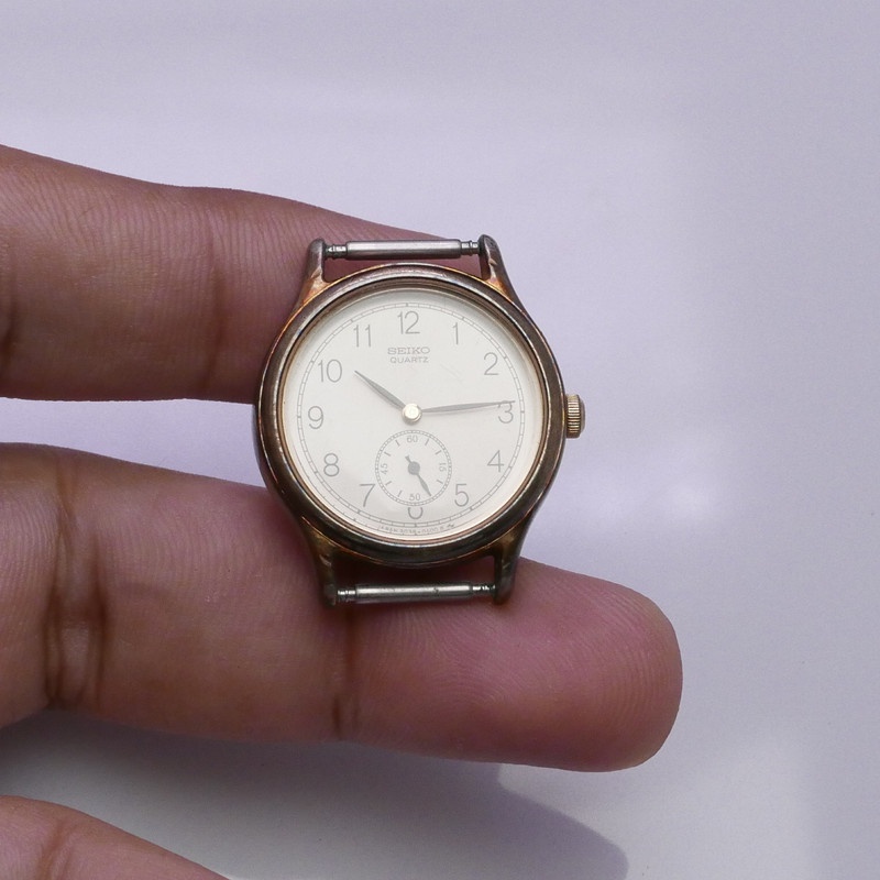 นาฬิกา Vintage มือสองญี่ปุ่น SEIKO 2G38 0051  เข็มวินาทีแบบแยก ผู้หญิง ทรงกลม กรอบทอง หน้าปัด 25มม ใส่สายหนังก่อนส่ง