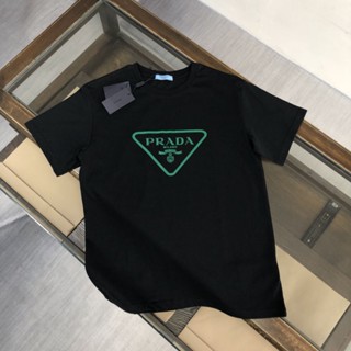 Prada 2022 ใหม่ เสื้อยืดคอกลม พิมพ์ลายโลโก้ PR สามเหลี่ยม สไตล์ยุโรป สําหรับผู้ชาย และผู้หญิง