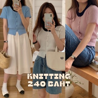 พร้อมส่ง เสื้อไหมพรมคอกลมแขนสั้นมี3สี สีชมพู สีฟ้าและสีครีมอ่อน ทรงสั้น ทรงเข้ารูป ดีเทลมีกระดุมด้านหน้าสีแมทกับเสื้อ