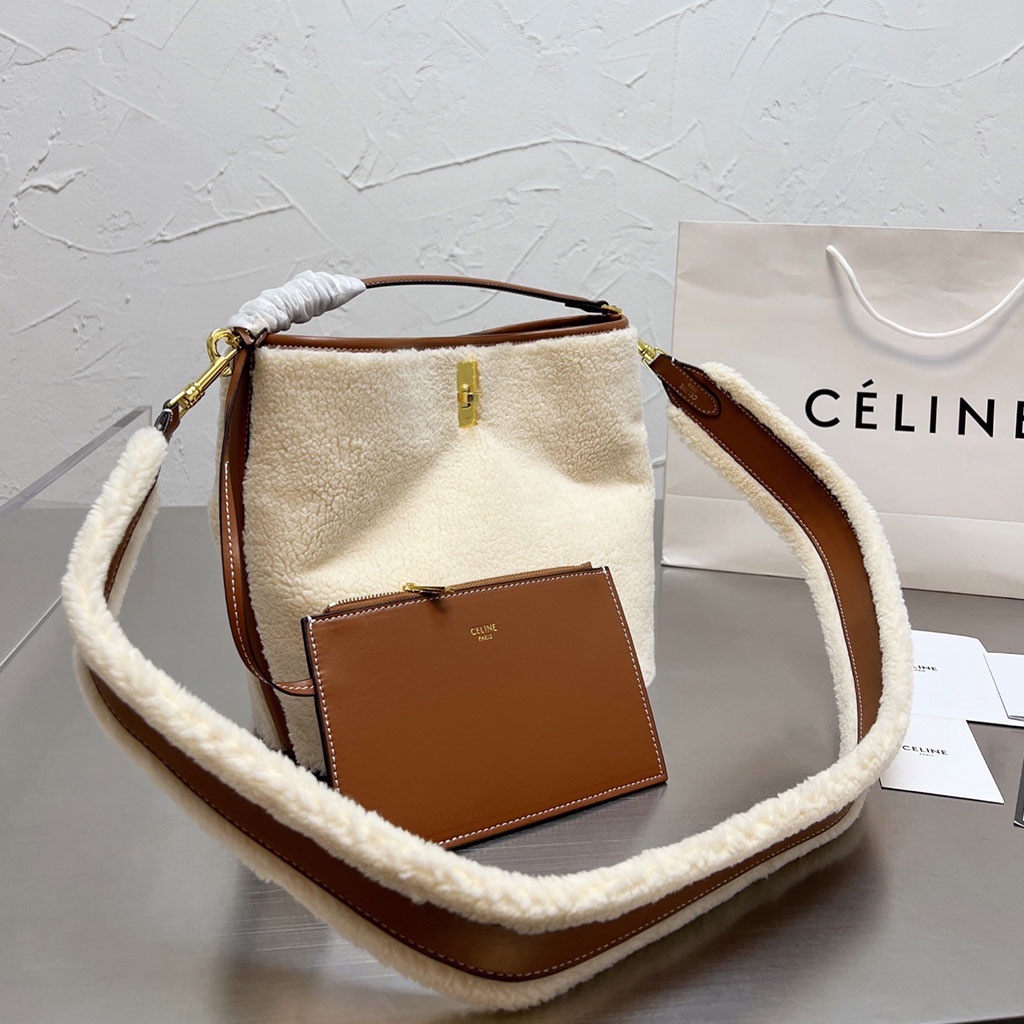 Celine1 ใหม่ Cabas TRIOMPHE Arc De Triomphe Bucket Bag One-shoulder Diagonal Bag Vintage Lamb Hair