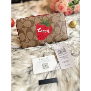 กระเป๋าสตางค์ใบสั้น ลายใหม่#Coach #wallet 
Medium Id Zip Wallet In Signature Canvas With Wild 🍓🍓💖