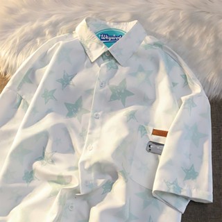 เสื้อเชิ้ตแขนสั้น พิมพ์ลายดาว และดอกไม้ เหมาะกับเดินชายหาด แฟชั่นฤดูร้อน 2023