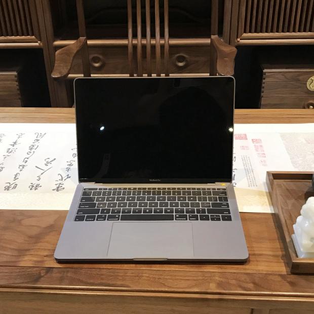 MacBook Pro 13 นิ้ว จำลอง ของตกแต่งโต๊ะทำงาน สไตล์โมเดิร์น ดูเหมือนจริง สำหรับแต่งห้องรับแขกและห้องหนังสือ