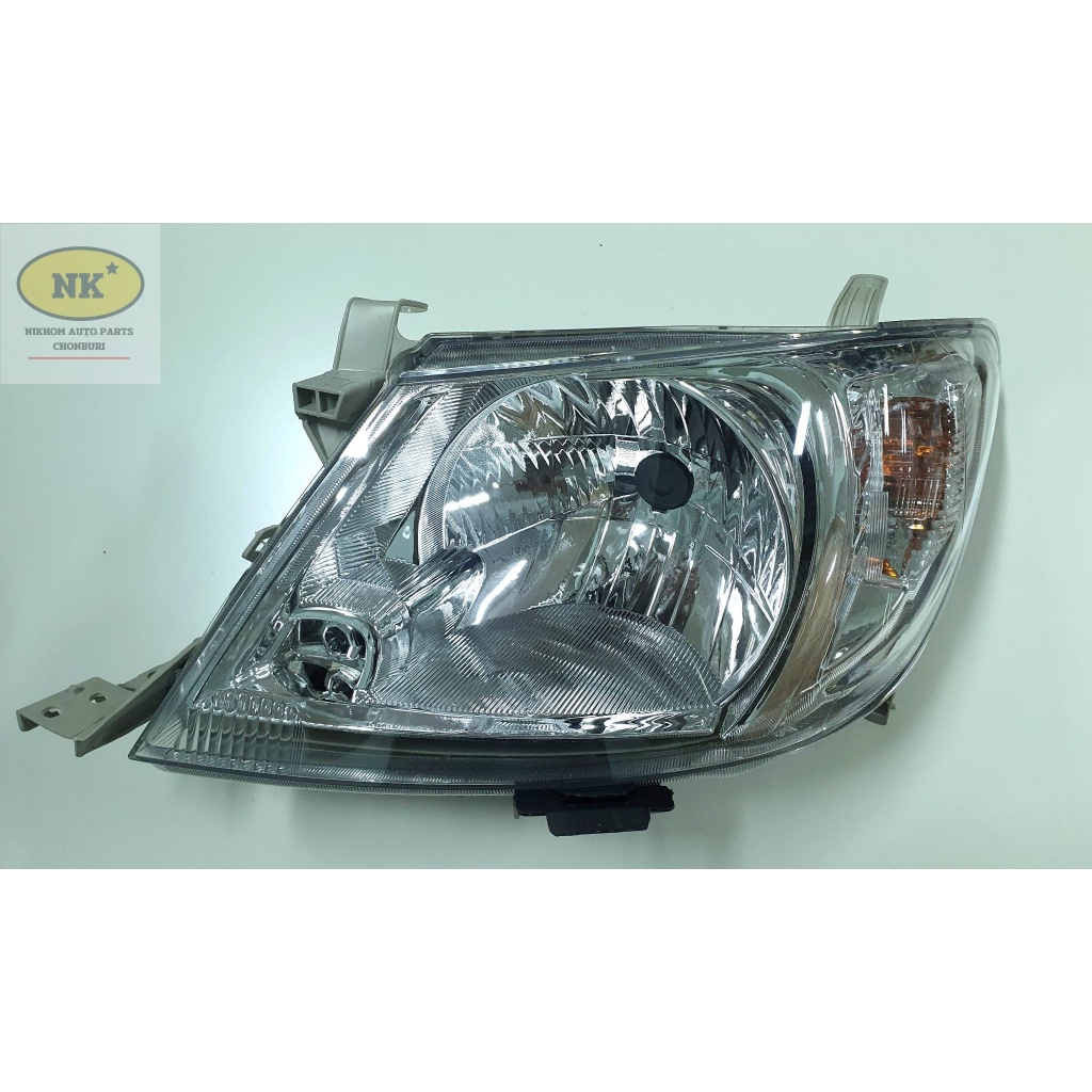 ไฟหน้า โตโยต้า วีโก้ 04'-10' มุมฝาสีขาว (รุ่นก่อนแชมป์) / Toyota Vigo 04'-10' (ราคาต่อข้าง)