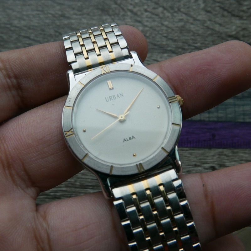 นาฬิกา Vintage มือสองญี่ปุ่นALBA Urban V701 6170ระบบQUARTZ UNISEX ทรงกลม กรอบเงิน หน้าขาว หน้าปัด 30มม