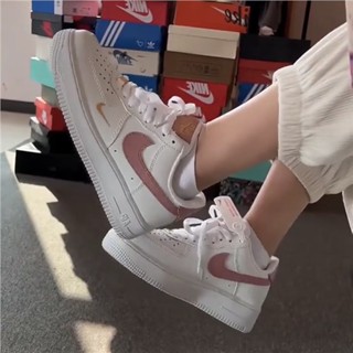 ☜ใหม่ Air Force One AF1 mini hook สีขาวสีแดงสีเทาทองรองเท้าผ้าใบต่ำสำหรับผู้ชายและผู้หญิงรองเท้าผ้าใบลำลองที่เข้ากันทุกค