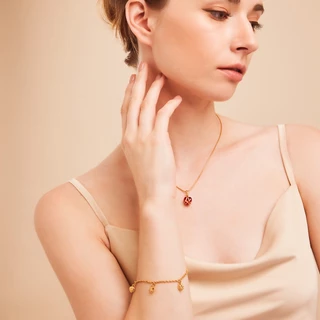 jewelry สุภาพสตรีสร้อยคอทองคำ 18k จี้ทองดีไซน์วินเทจลูกปัดสีแดงของขวัญปาร์ตี้ 398n