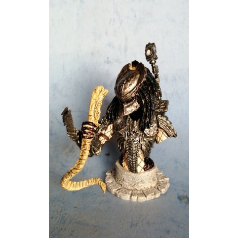 ALIEN​ vs​ PREDATOR​ MINI BUST