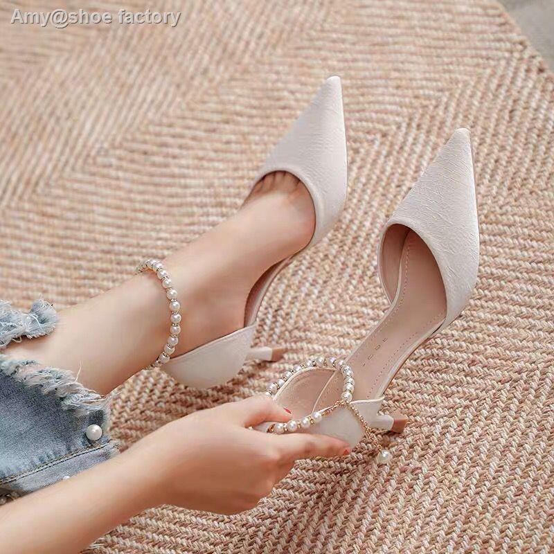 พร้อมส่ง รองเท้าส้นสูงสีขาวหวาน ส้นสูงฝรั่งเศส หัวแหลม ส้นกริช สายคาดมุก ฉลุลาย สวยหรู ออกเดท อาชีพ วัสดุ PU