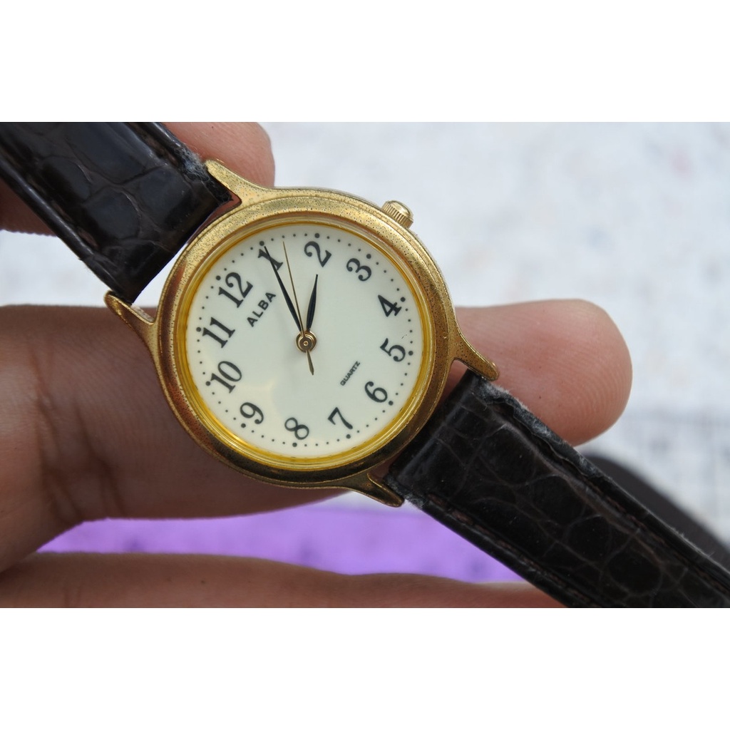 นาฬิกา Vintage มือสองญี่ปุ่น ALBA V121 K990 ระบบ QUARTZ ผู้หญิง ทรงกลม กรอบทอง หน้าทอง หน้าปัด 28มม