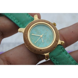 นาฬิกา Vintage มือสองญี่ปุ่น NICE SWISS MADE ระบบ QUARTZ ผู้หญิง ทรงกลม กรอบทำด้วยไม้ หน้าหิน หน้าปัด 33มม