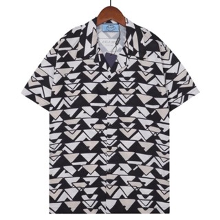 [พร้อมส่ง] Prada เสื้อเชิ้ตแขนสั้นลําลอง คอปกพับ พลัสไซซ์ สไตล์วินเทจ ฮาวาย แฟชั่นฤดูร้อน สําหรับผู้ชาย และผู้หญิง 2023