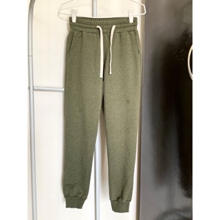 กางเกงวอร์มขาจั๊ม SWEATPANTS สีเขียวทหาร มือสอง (XS) มีรอยเปื้อนด้านหน้า